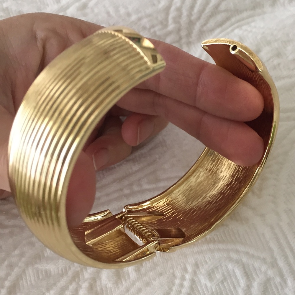 Gold hinged bangle - Picture 3 of 5
